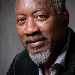 Joseph Mydell 飾演 Rex