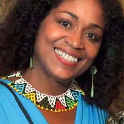 Karen Kaia Livers 飾演 Helen Wayne