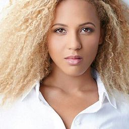 Robyn Alomar 飾演 Alana