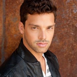 Scott Lilly 飾演 Scott