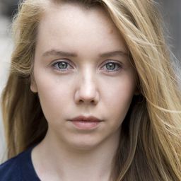 Lauren Lyle 飾演 Lizzie
