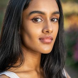 沙巴娜·阿齊茲 - 太空百合戰鬥姬演員 飾演Saira (voice)