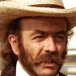 Emilio Delle Piane 飾演 Ufficiale