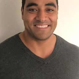 Ricky Sua'ava 飾演 Alika Kalawaia