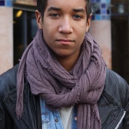 Kevin Vaz 飾演 Tonårskille