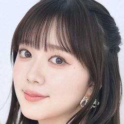 伊藤彩沙 飾演 Kaoruko Hanayagi (voice)