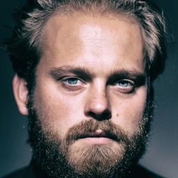 Simon Van Buyten 飾演 Laurens