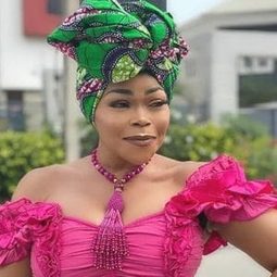 Shaffy Bello-Akinrimisi 飾演 Dr. Fatima Awolowo