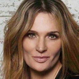 Danielle Cormack 飾演 Bunnie