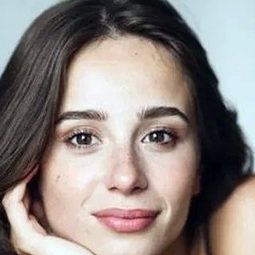 Carla Poquin - The Gardener演員 飾演Alice