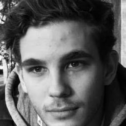 Károly Ascher 飾演 Péter