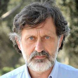 Maurizio Di Carmine 飾演 Medico