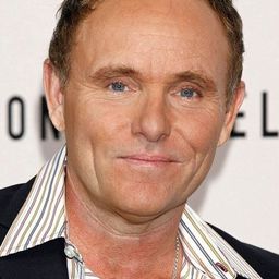 Robert Knott 飾演 Hotel Clerk