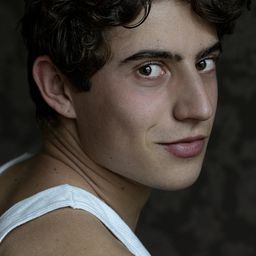 Leo Altaras 飾演 Paul