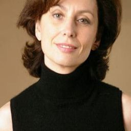 Marijam Agischewa 飾演 Bettina Fachmin