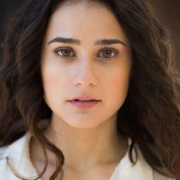 Danielle Catanzariti 飾演 Esther Blueburger