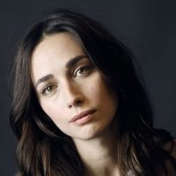 Rebecca Dayan 飾演 Dresser