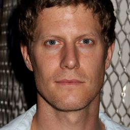 Eric Sheffer Stevens 飾演 Peter