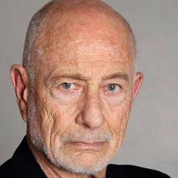 Stanley B. Herman 飾演 The Old Journalist