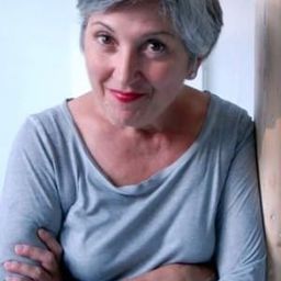 Maria Paiato 飾演 Italia Santini