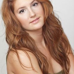 Jenna Jade Rain 飾演 Red Hair