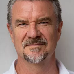 彼得·哈迪 飾演 Jacob Zimling