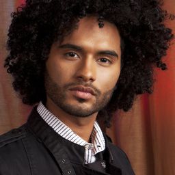 Manwell Reyes 飾演 Tattoo Desk Guy