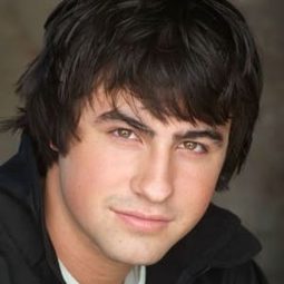 Ryne Sanborn 飾演 Jason Cross