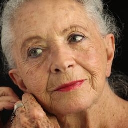 Tara Parra 飾演 Doña Carmen