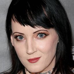 Julie Anne Prescott 飾演 Concubine