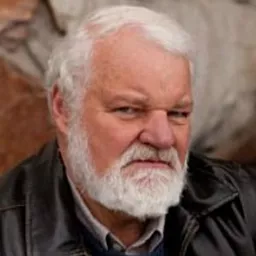 Bus Riley 飾演 History Teacher