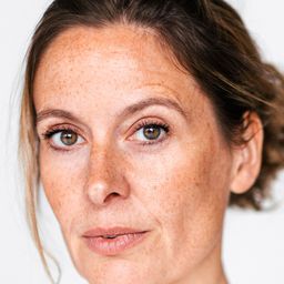 Sara Dögg Ásgeirsdóttir 飾演 Dagný