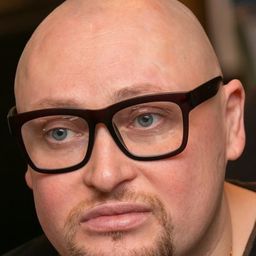 Aleksandr Medvedev 飾演 Boïko