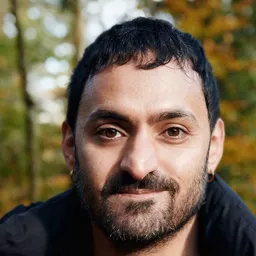 Alireza Bayram 飾演 Faraz