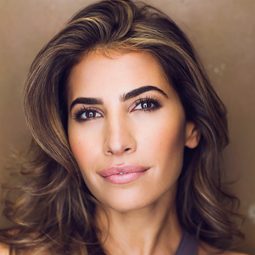 Carly Brooke 飾演 Kate