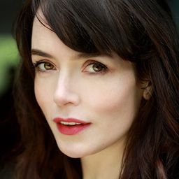 Valene Kane 飾演 Amy Whittaker