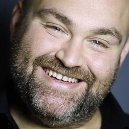 Serhan Ernak 飾演 Ameliyat Doktoru