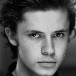 Ceallach Spellman - Hank Zipzer's Christmas Catastrophe演員 飾演Radio DJ