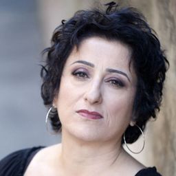 Lucianna De Falco 飾演 Lucia Mammolotti