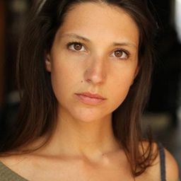 Julia Maraval 飾演 Sarah