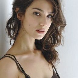 史黛拉·艾吉托 飾演 Emma