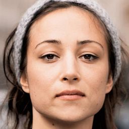 安妮·施瓦斯 飾演 Nadine