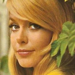 Teresa Gimpera 飾演 Crying Mother (uncredited)