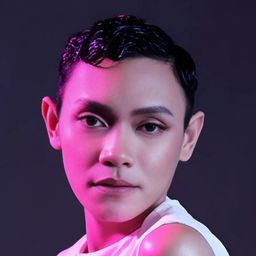 Esnyr Ranollo 飾演 Ash