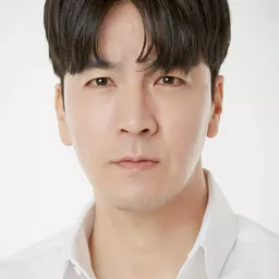李泰劍 飾演 Kang Jeong-woo