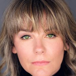 Toni Potter 飾演 Grace