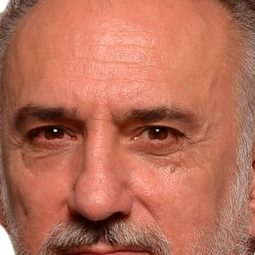 Julio Vélez - 騎士蒂朗演員 飾演Captain #1 - Sinopolis