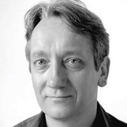 Lee Cornes 飾演 Journalist