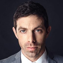 David Shae 飾演 Detective Bobby Carlotta