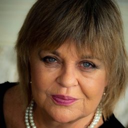 Ginette McDonald 飾演 Sally Pile